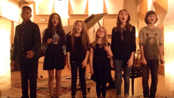 Kids United chantent "Sapés comme jamais"