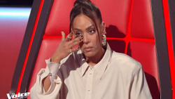The Voice : le sosie vocal d'Aznavour émeut Amel Bent