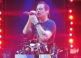 Un chanteur stoppe une bagarre en live (vidéo)