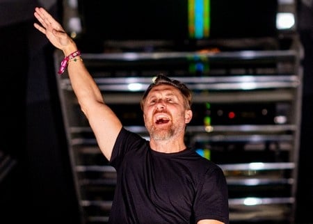 David Guetta aperçoit sa fille à Coachella : vidéo !