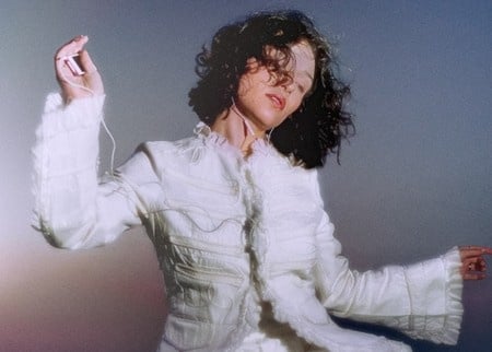 Enola (Star Ac) est "Malheureuse" sur son nouveau single