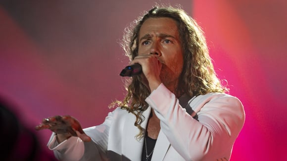 Julien Doré fond en larmes sur scène