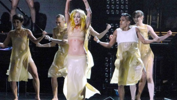 Lady GaGa tombe (encore) sur scène !