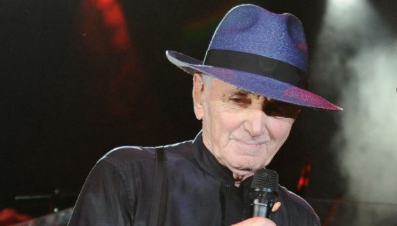 Aznavour justifie le prix de ses places de concert
