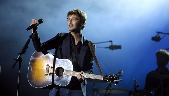 Renan Luce chante "Le Père Noël et la petite fille"