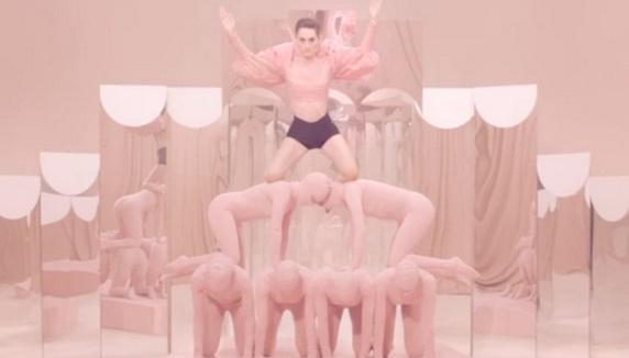 Yelle "Comme un enfant" dans son nouveau clip