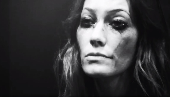 Mareva Galanter dévoile son nouveau clip !