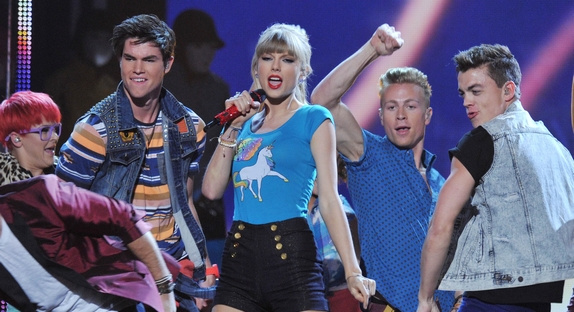 Taylor Swift fait la fête avec "22" aux BBMA !