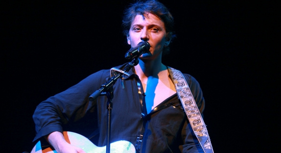 Le chanteur Raphaël réalise un court-métrage