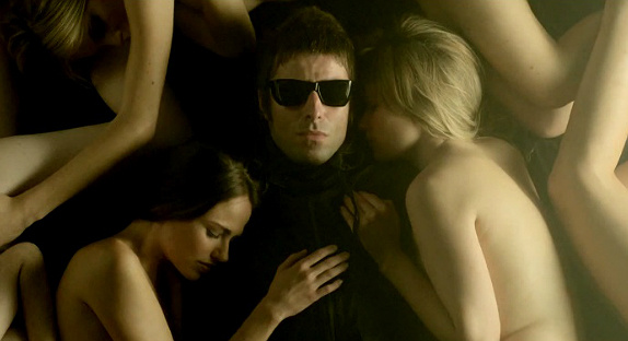 Beady Eye : le clip sensuel de "Shine A Light"