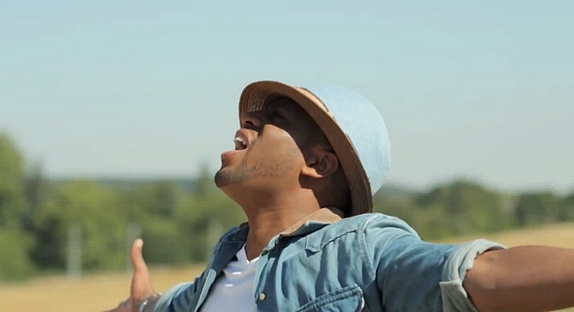 Axel Tony dévoile son nouveau clip "J'avance"