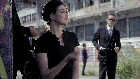 Helena Noguerra présente "Tom" dans son clip