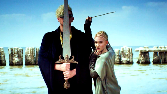 Grimes revient avec "Go", écrit pour Rihanna