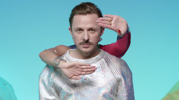 Martin Solveig s'éclate dans "Intoxicated"