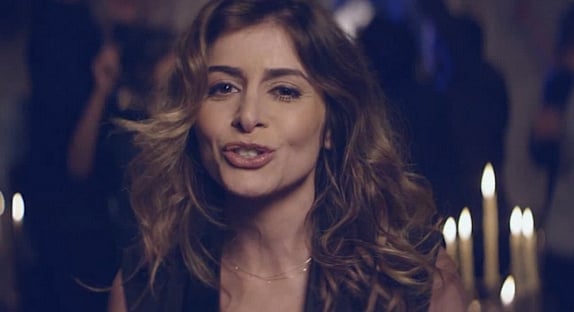 Julie Zenatti nostalgique dans le clip "Les amis"