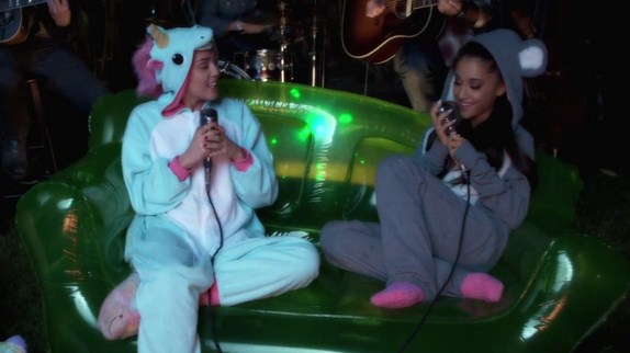 Miley Cyrus en duo Ariana Grande : regardez