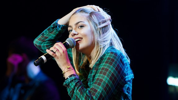 Louane : hommage aux victimes des attentats