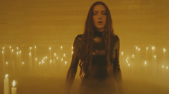 Birdy ne trouve plus les mots dans son clip