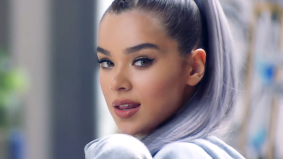 Hailee Steinfeld prend le pouvoir avec "Most Girls"