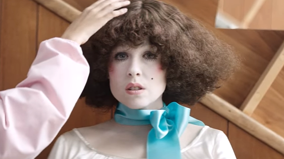 Allie X en poupée pour "Paper Love"