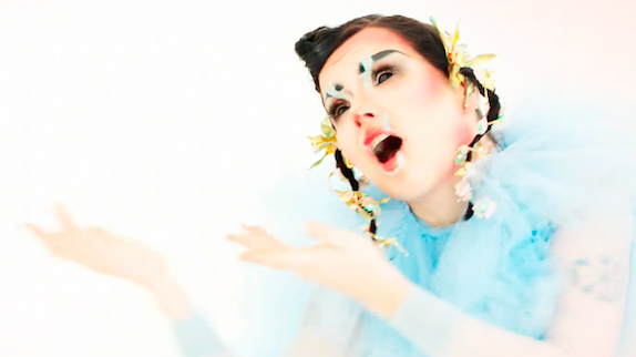 Björk se transforme pour "Blissing Me"