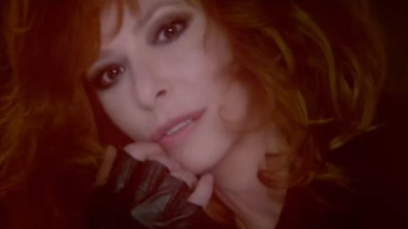 Mylène Farmer dévoile le clip "Rolling Stone"