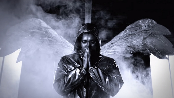 Vald en "Gris" dans son dernier clip