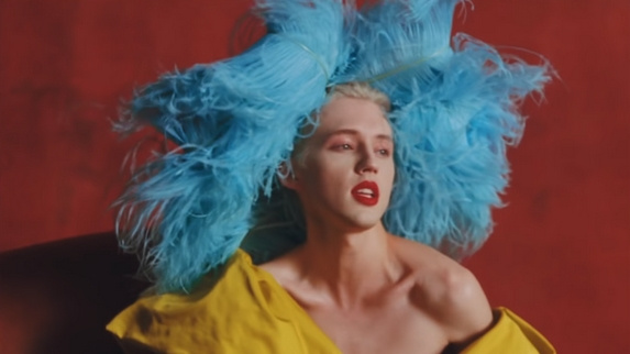 Troye Sivan haut en couleurs dans "Bloom"