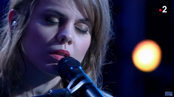 Coeur de Pirate bouleverse en live dans "ONPC"