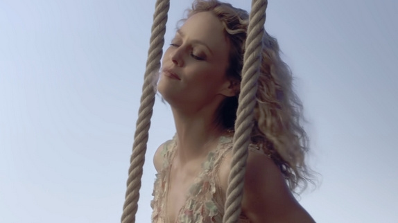 Vanessa Paradis sur une balançoire : le clip !