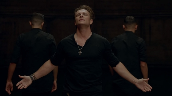 David Hallyday dévoile le clip "Éternel"