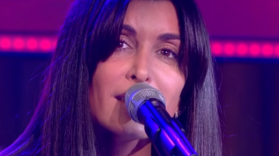 Jenifer chante "Encore et encore" en live