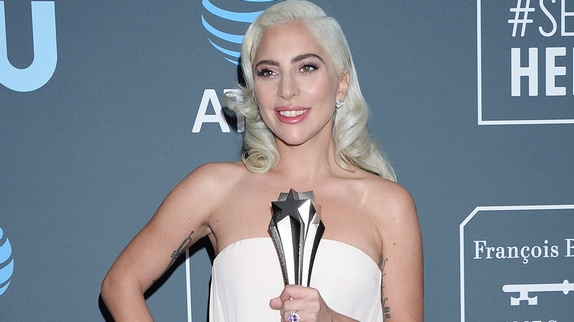Lady Gaga sacrée aux Critics Choice Awards