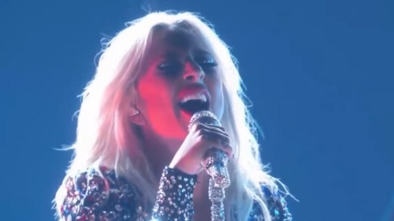 Grammy Awards : Lady Gaga chante "Shallow"
