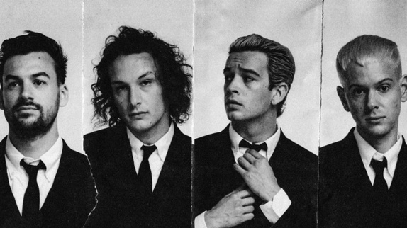 The 1975 : le chanteur embrasse un fan à Dubaï
