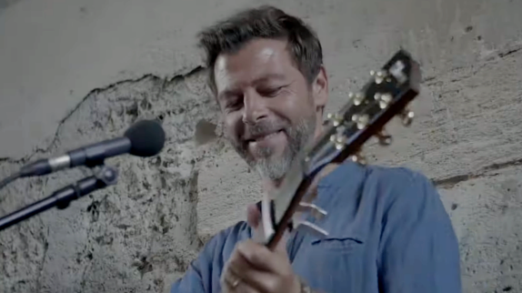 Christophe Maé chante "Les gens" en acoustique