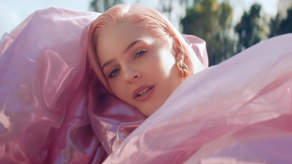 Anne-Marie fête son anniversaire en chanson