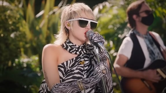 Miley Cyrus reprend "Gimme More"