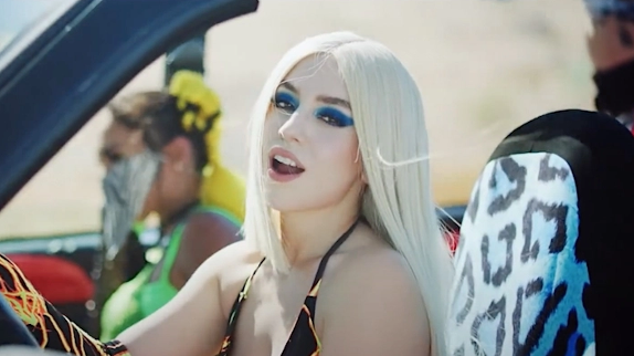 Ava Max au volant pour "OMG What's Happening"