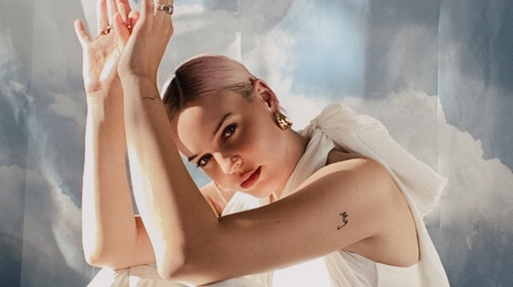 Anne-Marie se confie sur ses "Problems"
