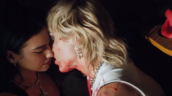 Miley Cyrus et Dua Lipa : le clip de "Prisoner"