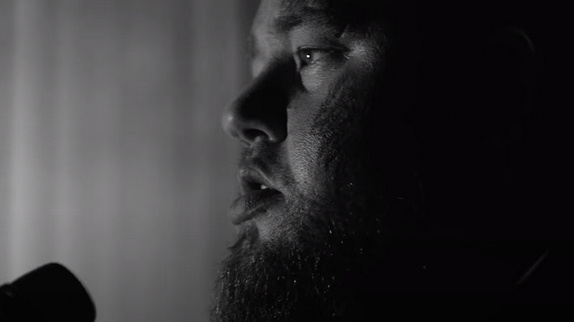 Rag'n'Bone Man est "Alone" dans son clip