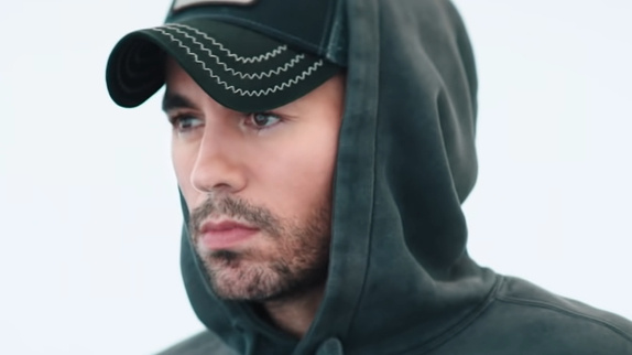 Enrique Iglesias troublé dans "Pendejo"