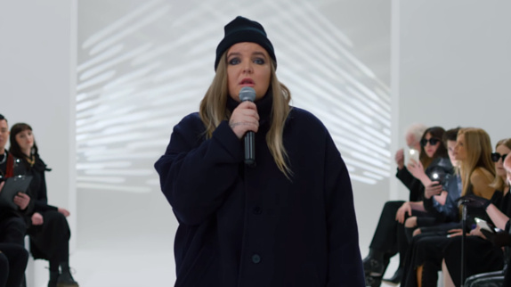 Tones and I est "Lonely" dans son clip