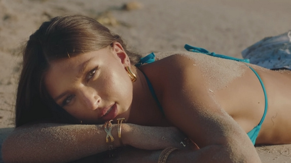 Eva vit un "Amour impur" dans son nouveau clip