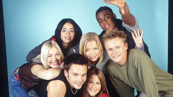 S Club 7 : le groupe continue malgré la douleur