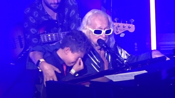 Michel Polnareff et son fils en larmes en concert