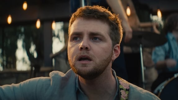 Alex Warren fait fondre la France : le clip !