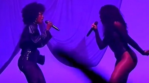 Ebony invitée sur scène par Yoa : regardez !