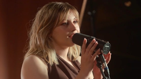 Marine chante "Coeur maladroit" en acoustique